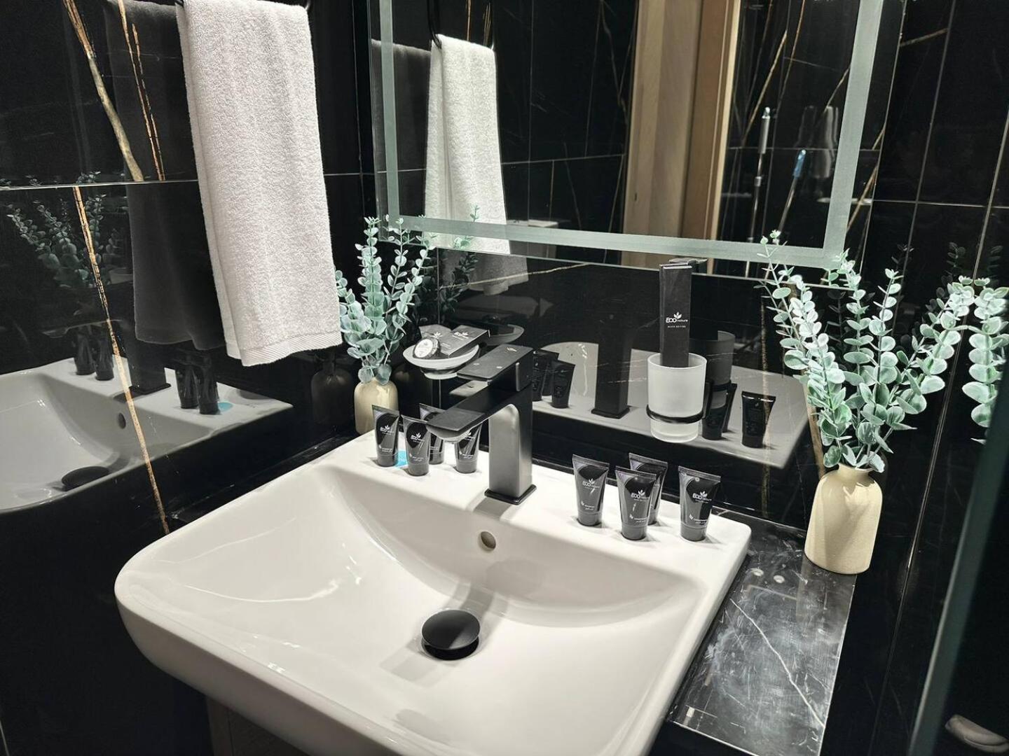 Roomy 1 Bedroom With Pool View Apartment Dubai