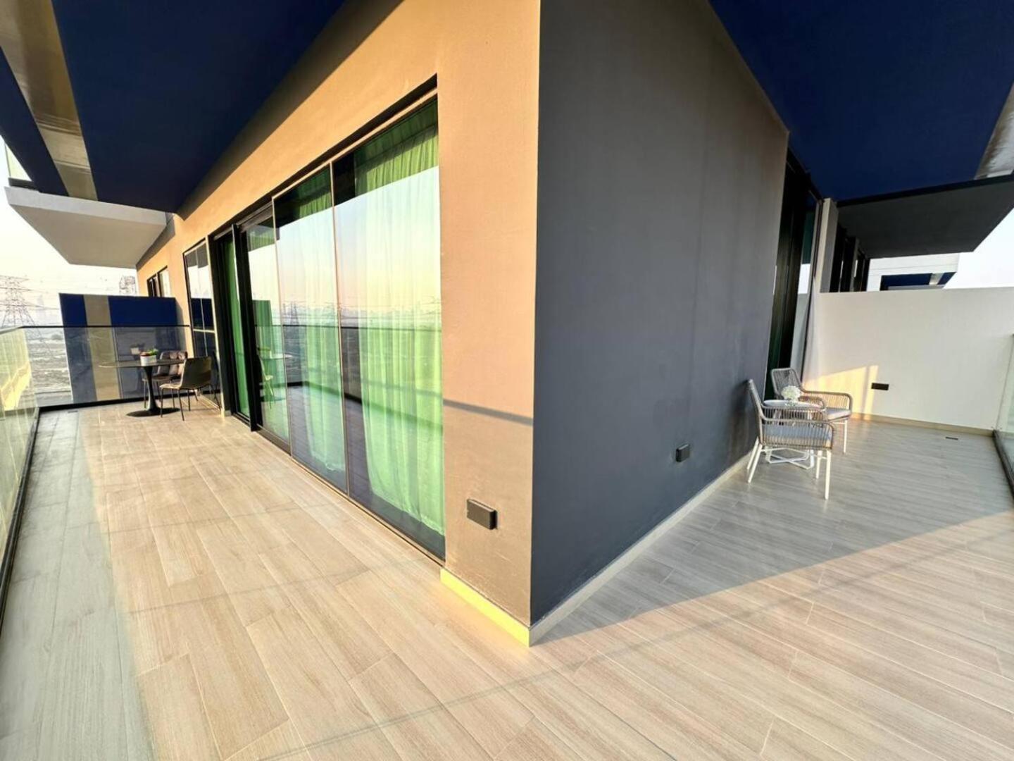 Roomy 1 Bedroom With Pool View