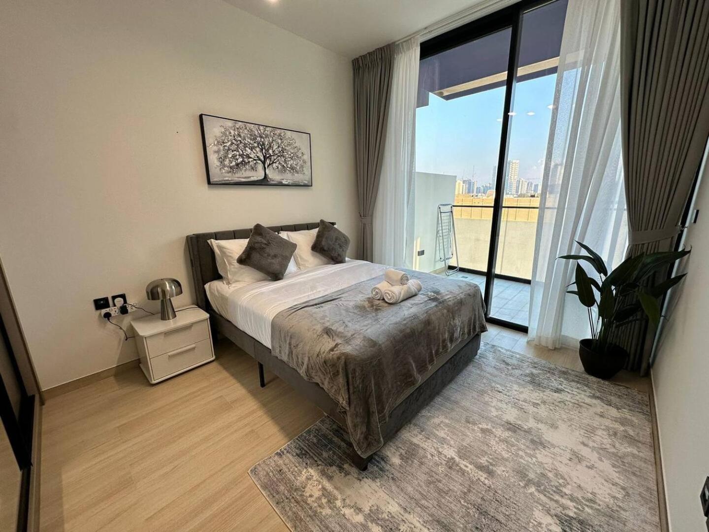 Apartment Roomy 1 Bedroom With Pool View *