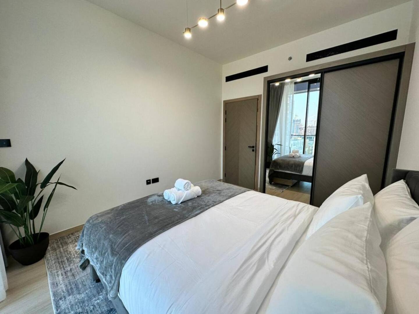 Apartment Roomy 1 Bedroom With Pool View Dubai