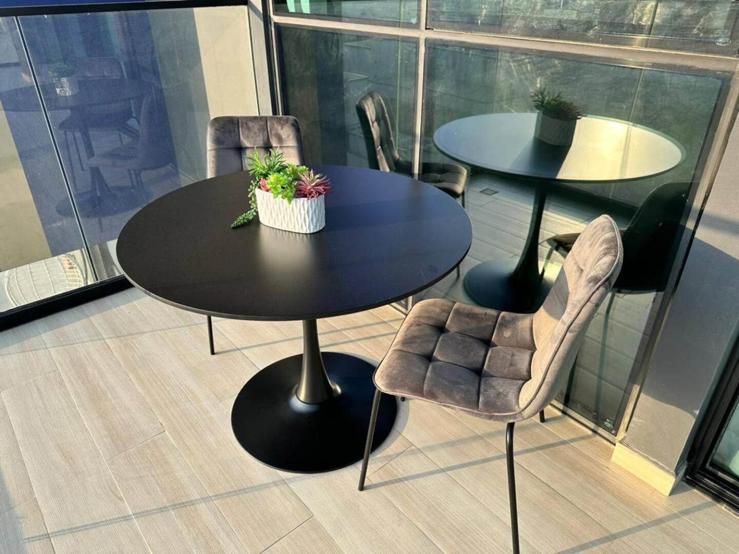 Roomy 1 Bedroom With Pool View *