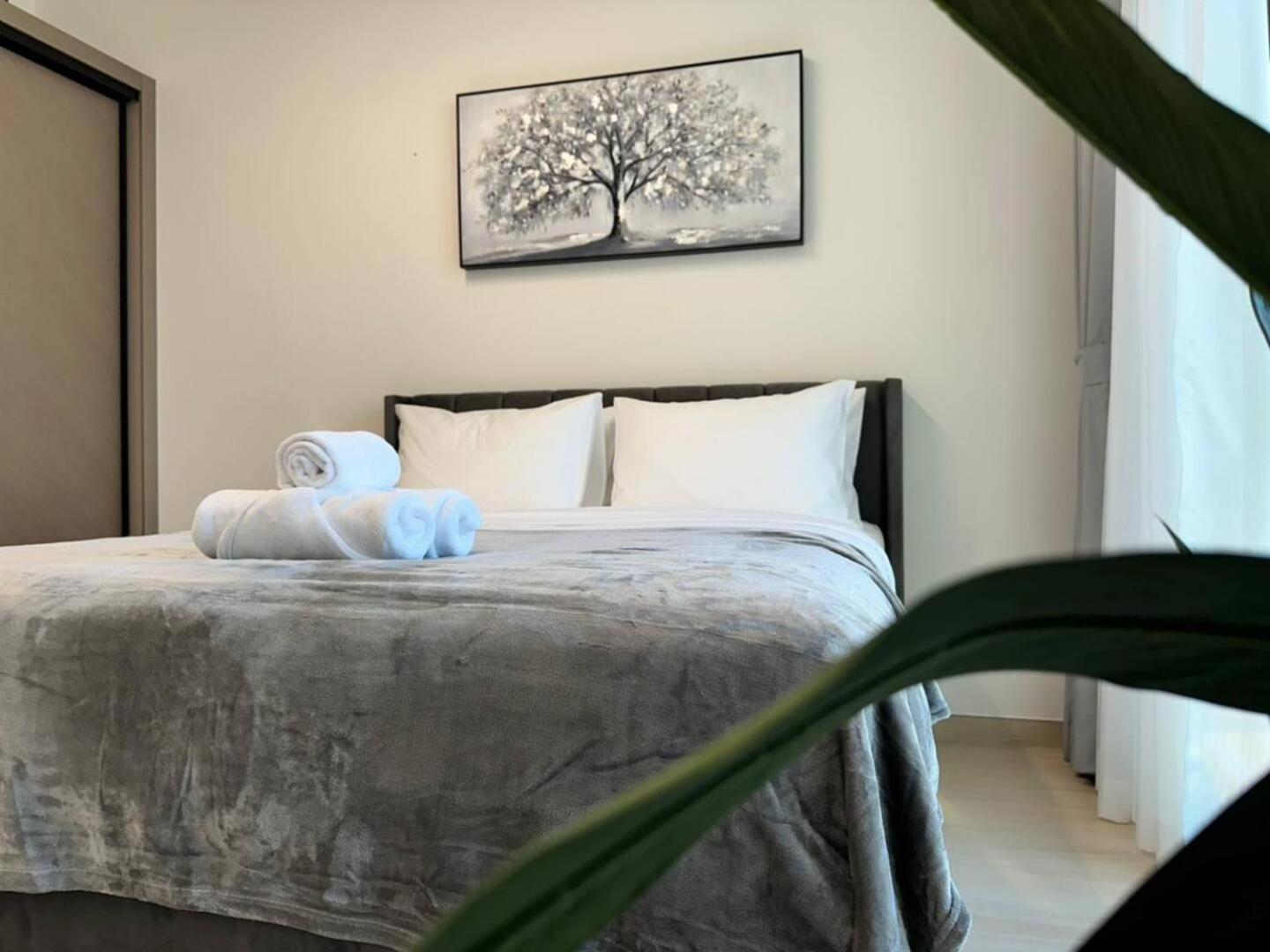 Roomy 1 Bedroom With Pool View