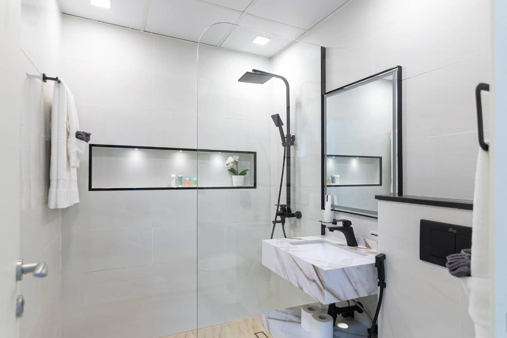 Spacious & Cosy 1br In Marina Apartment *