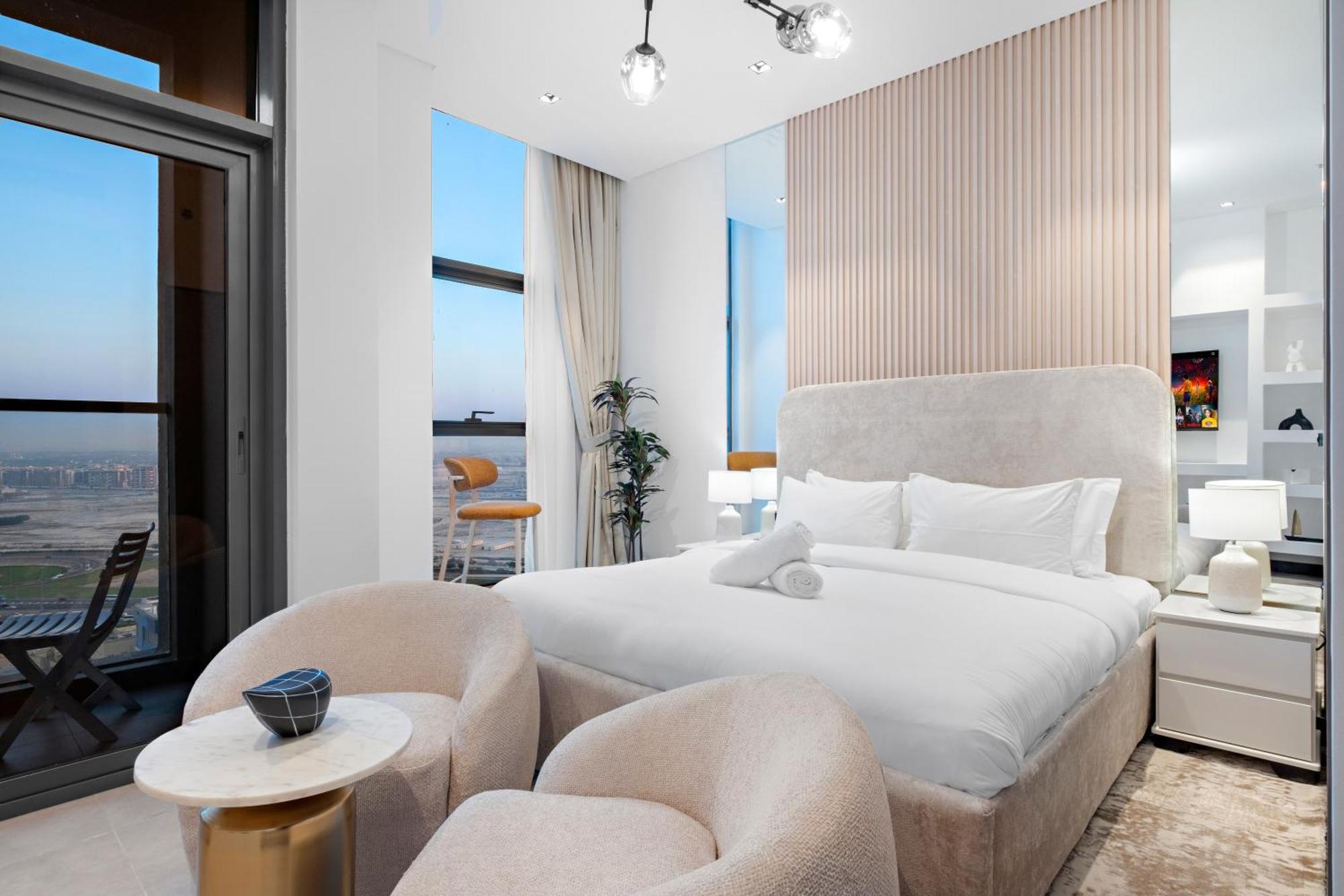 Chic With Balcony & Skyline View L Pool & Gym * Dubai