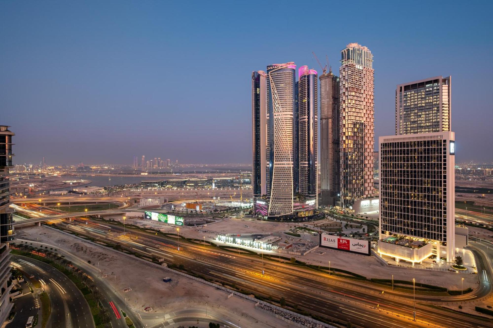 Chic With Balcony & Skyline View L Pool & Gym Apartment Dubai