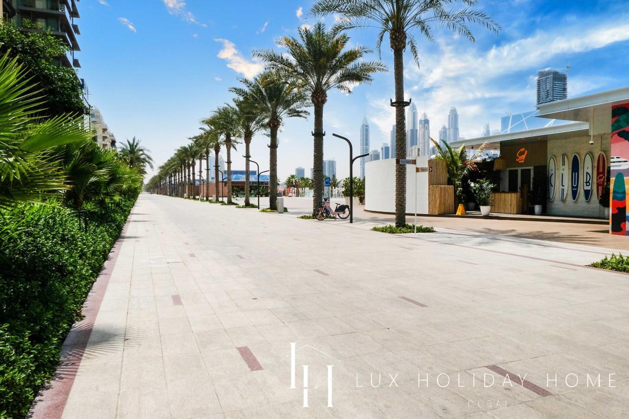 Lux The Elegant Fairmont Palm Apartment