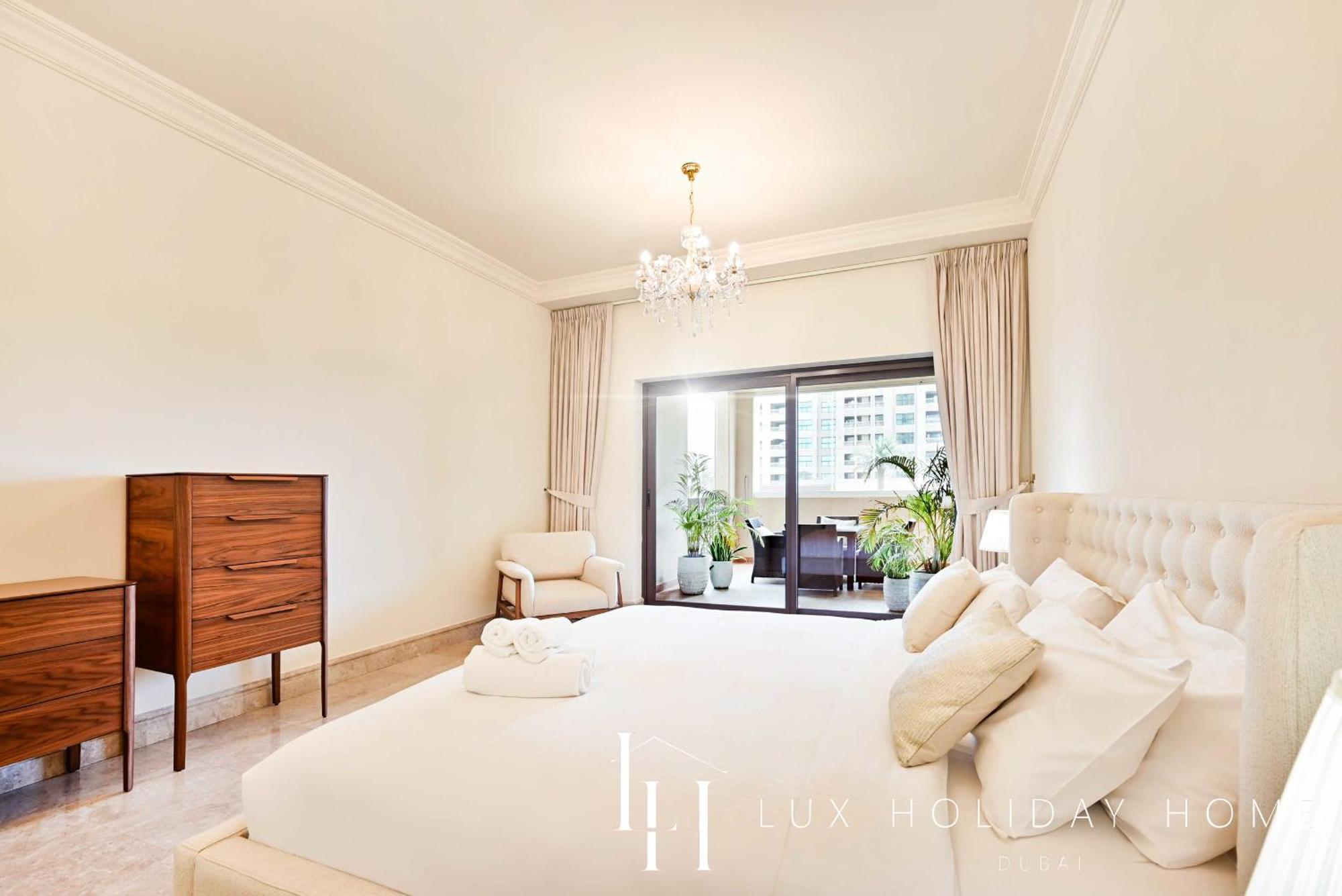 Lux The Elegant Fairmont Palm Apartment
