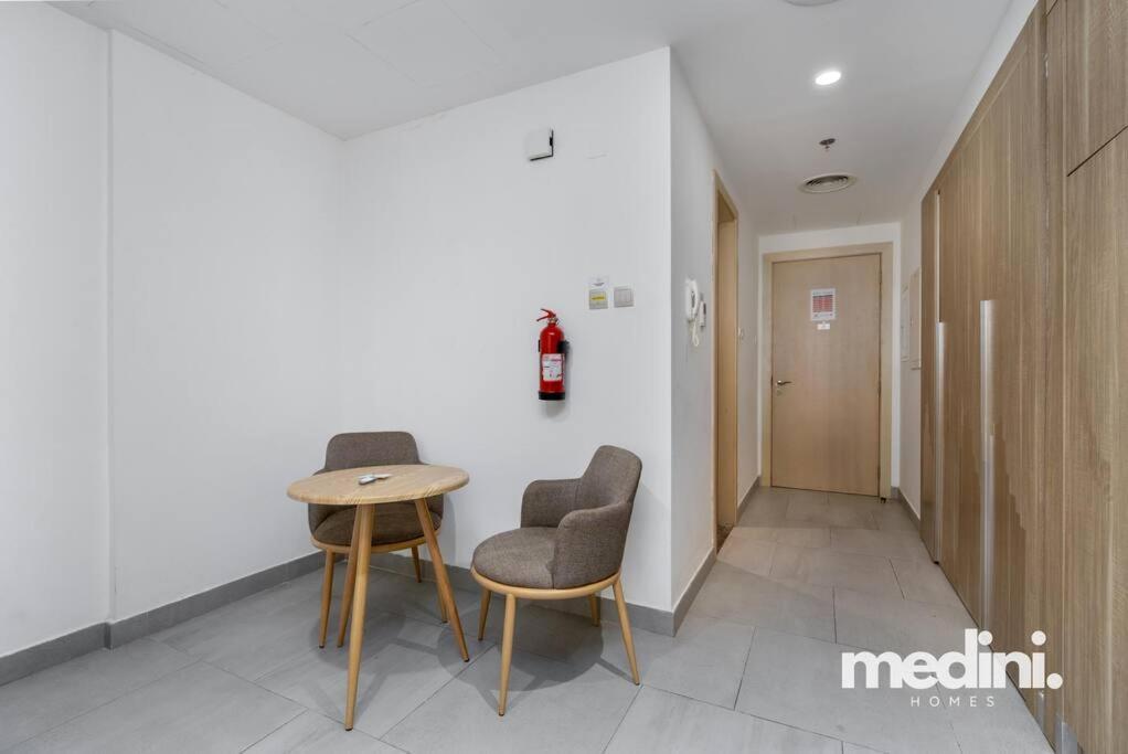 Large In Jvc - Apartment