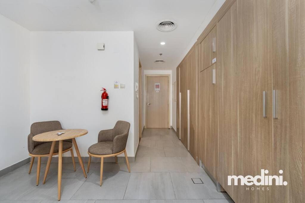 Large In Jvc - Apartment *