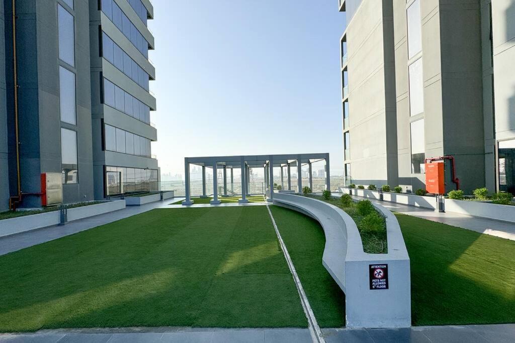 Bright And Stylish In Jvc With Skyline View