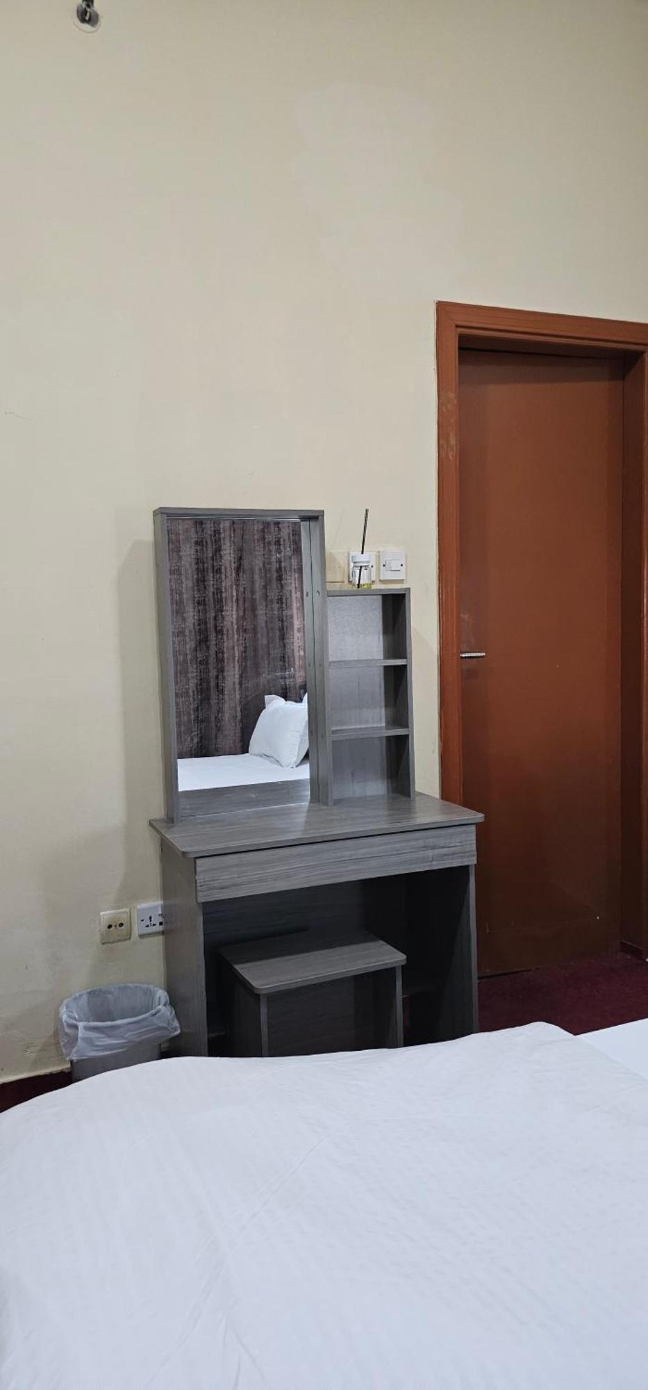 Benitah Partitions And Family Homestay *