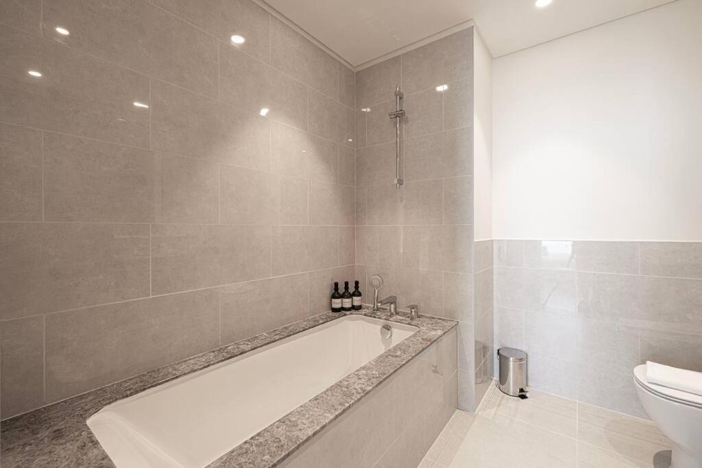 2bed-400m From Burj Khalifa- Heart Of Apartment *