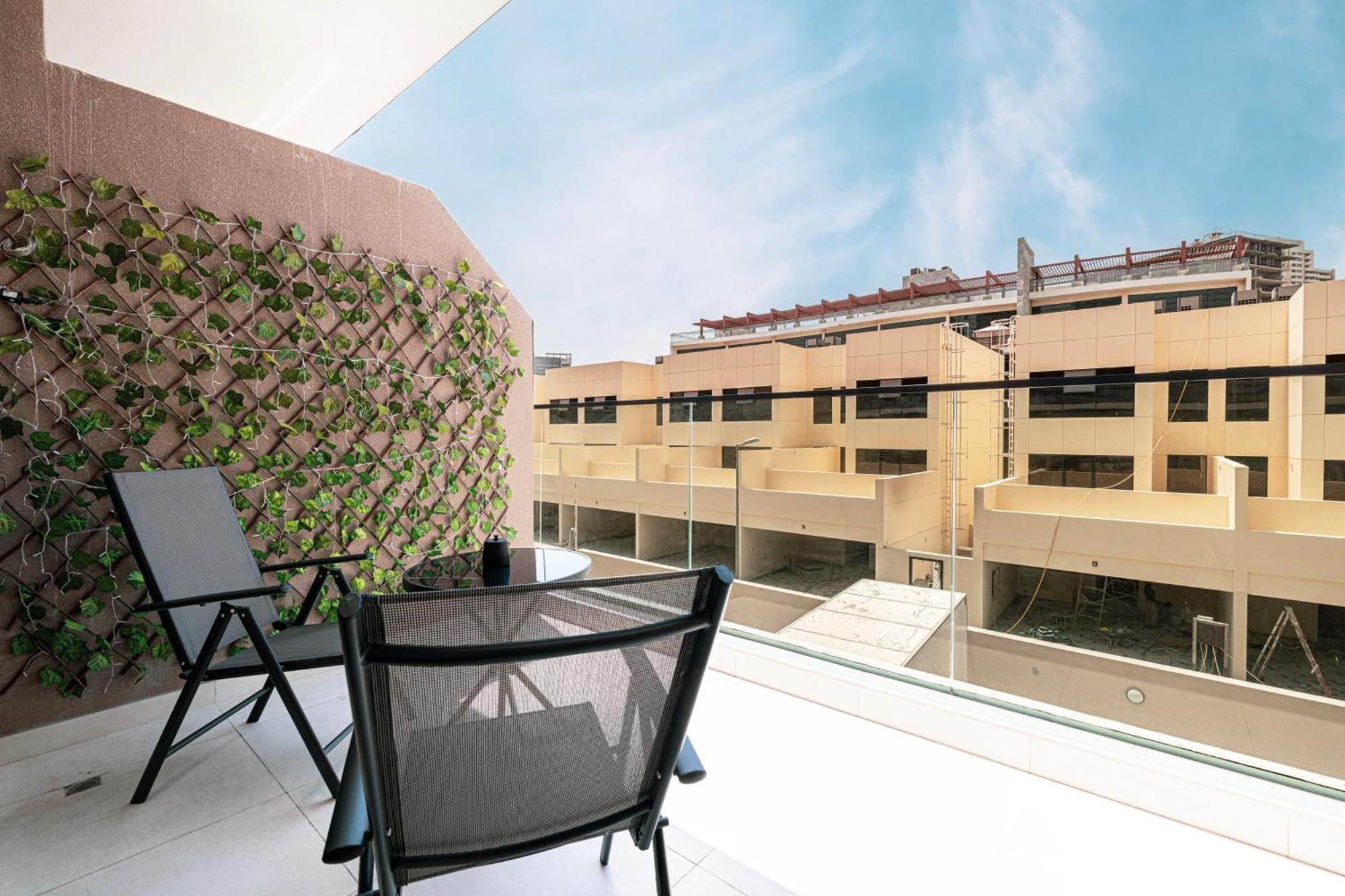 Urbanhomes - Cozy Spacious Exceptional In Heart Of At Jvc Apartment *