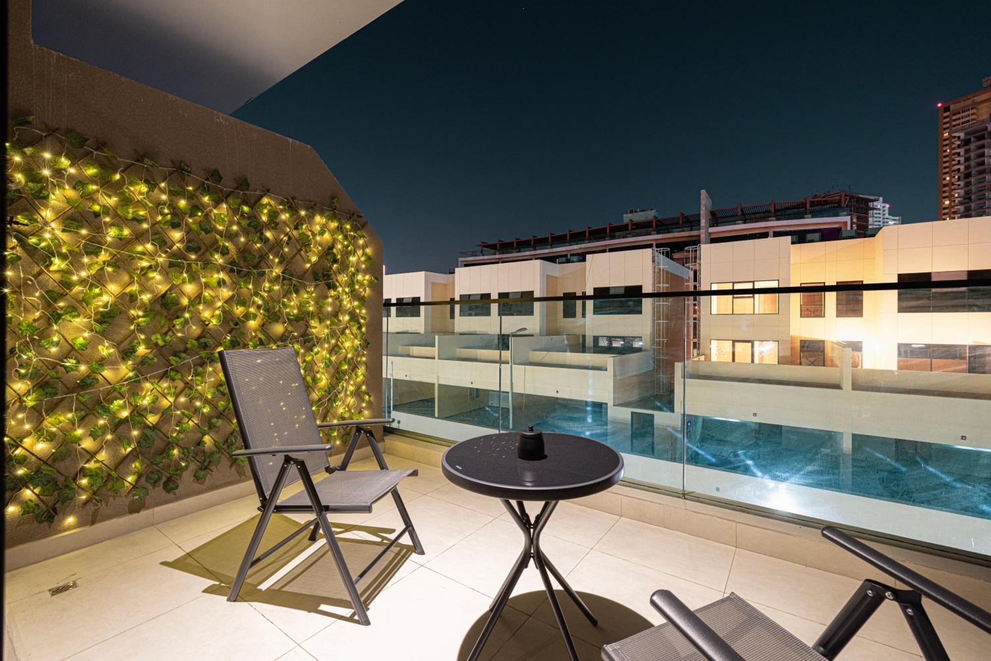 Urbanhomes - Cozy Spacious Exceptional In Heart Of At Jvc *