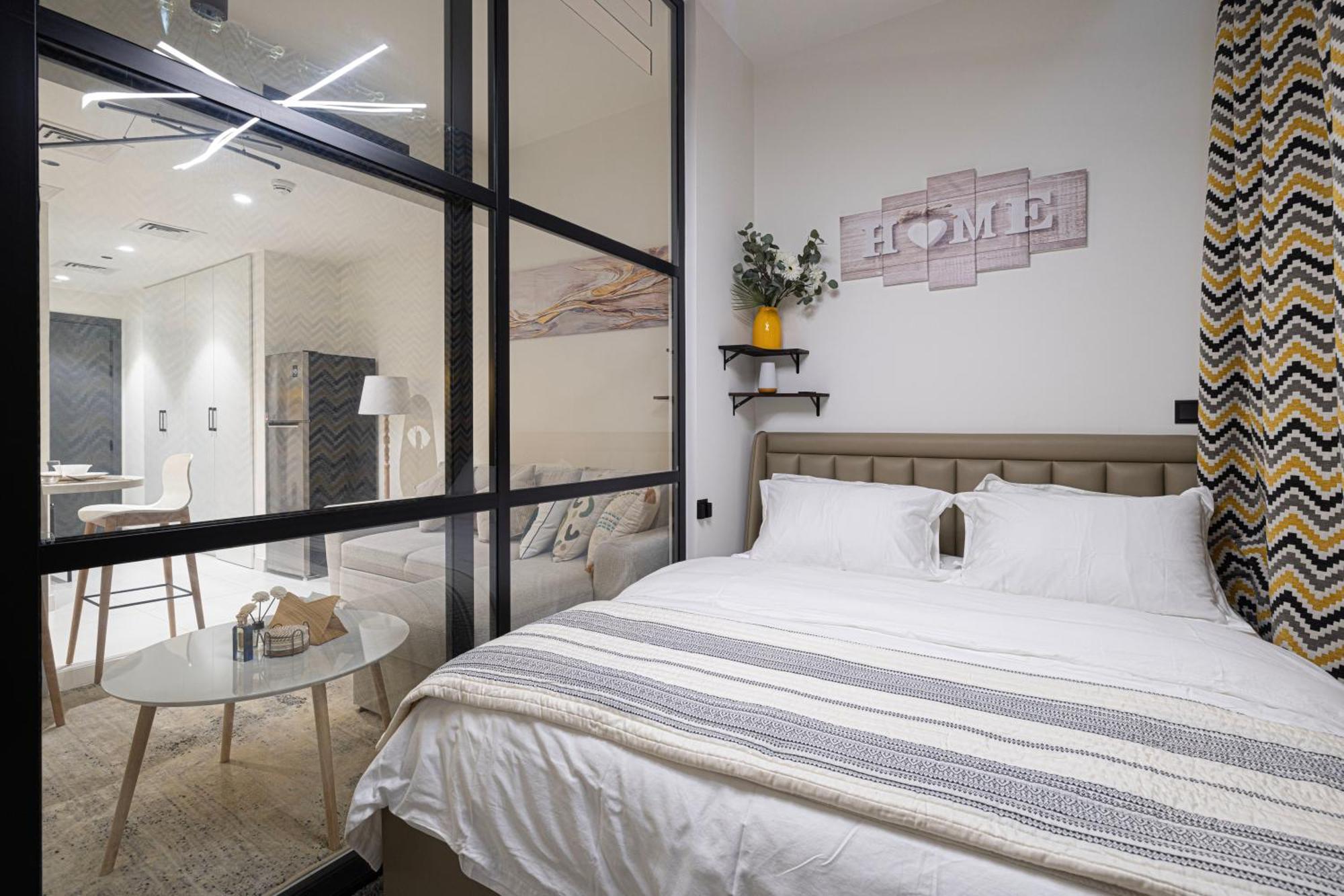 Urbanhomes - Cozy Spacious Exceptional In Heart Of At Jvc Apartment