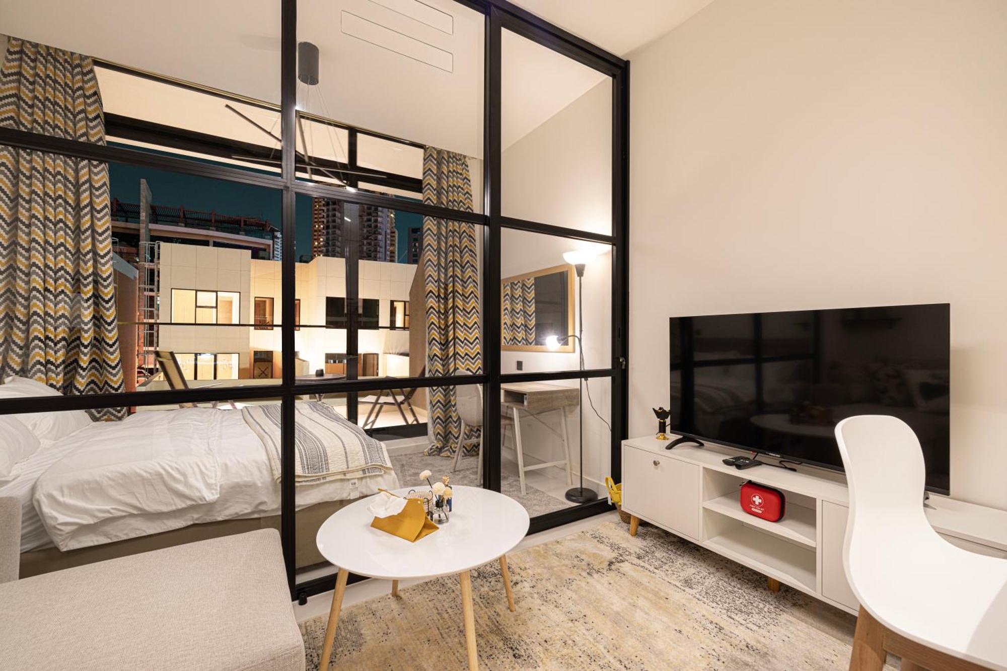 Urbanhomes - Cozy Spacious Exceptional In Heart Of At Jvc *