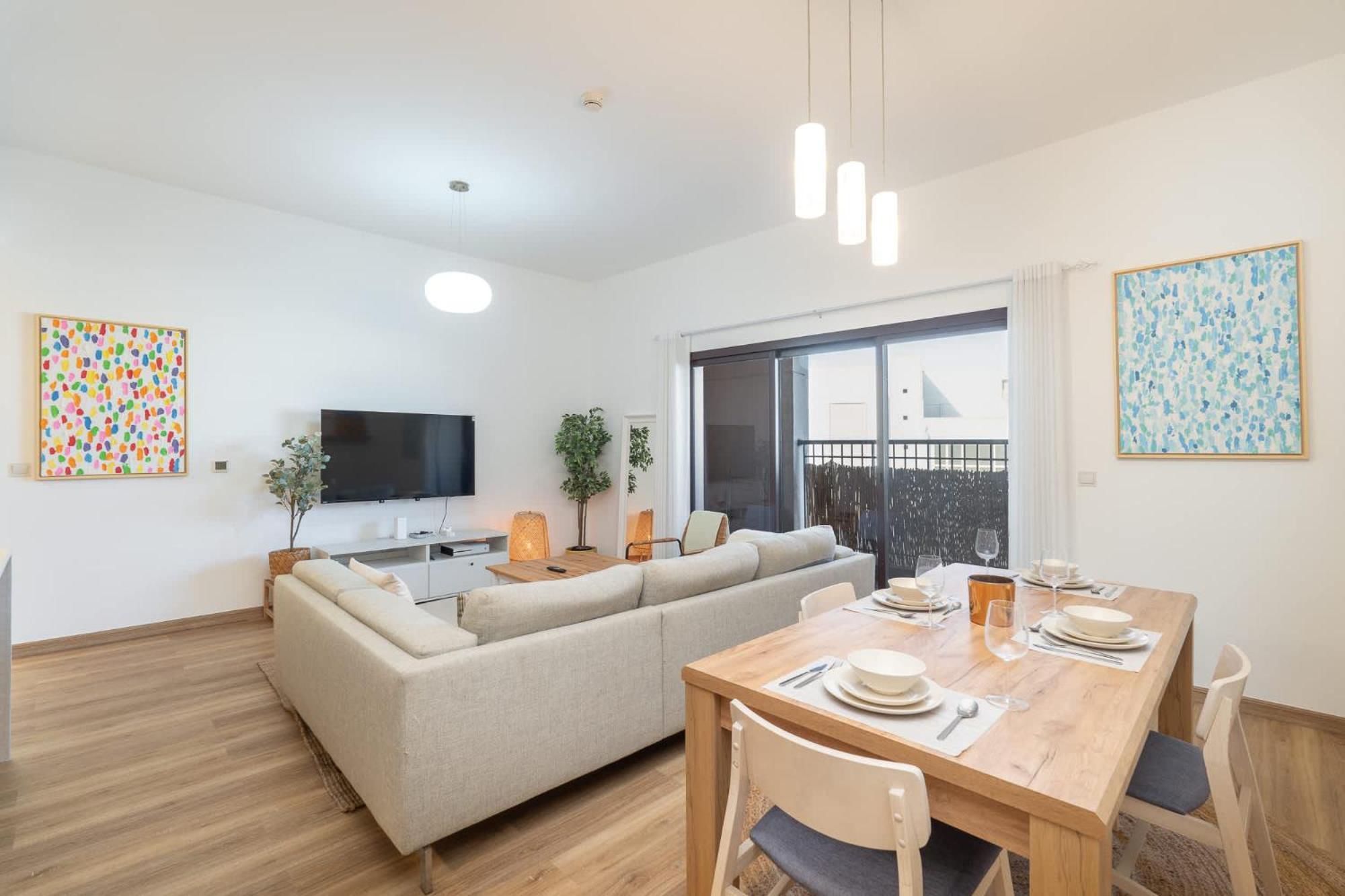 Stylish 2-bedroom With Balcony Views In Apartment Dubai