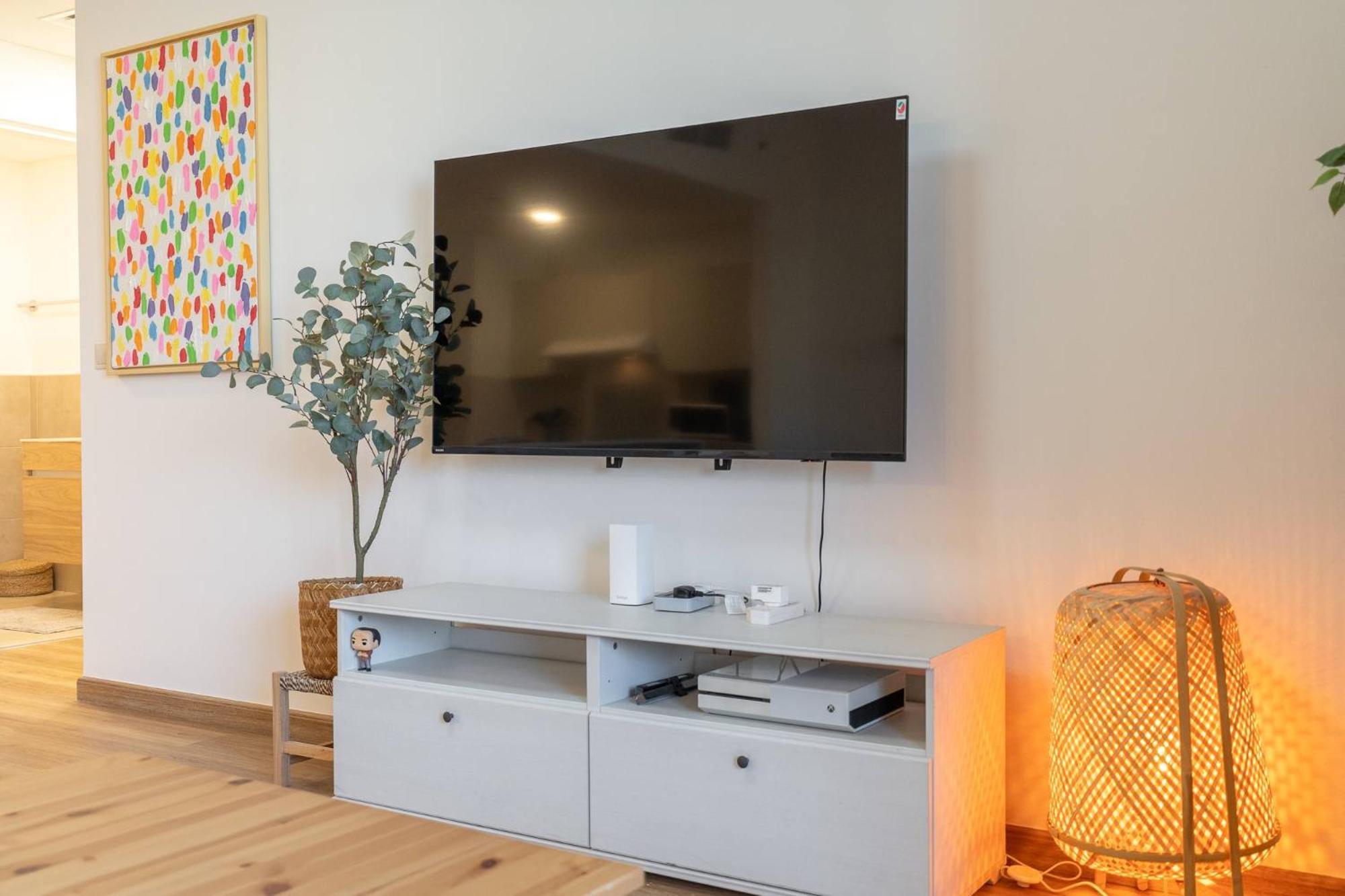 Stylish 2-bedroom With Balcony Views In