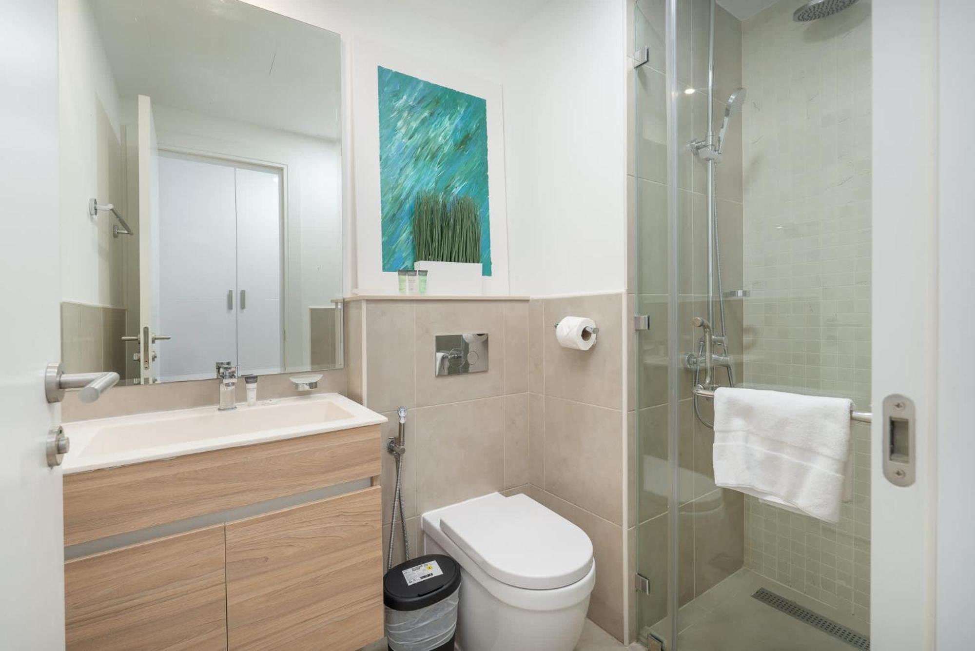 Apartment Stylish 2-bedroom With Balcony Views In *
