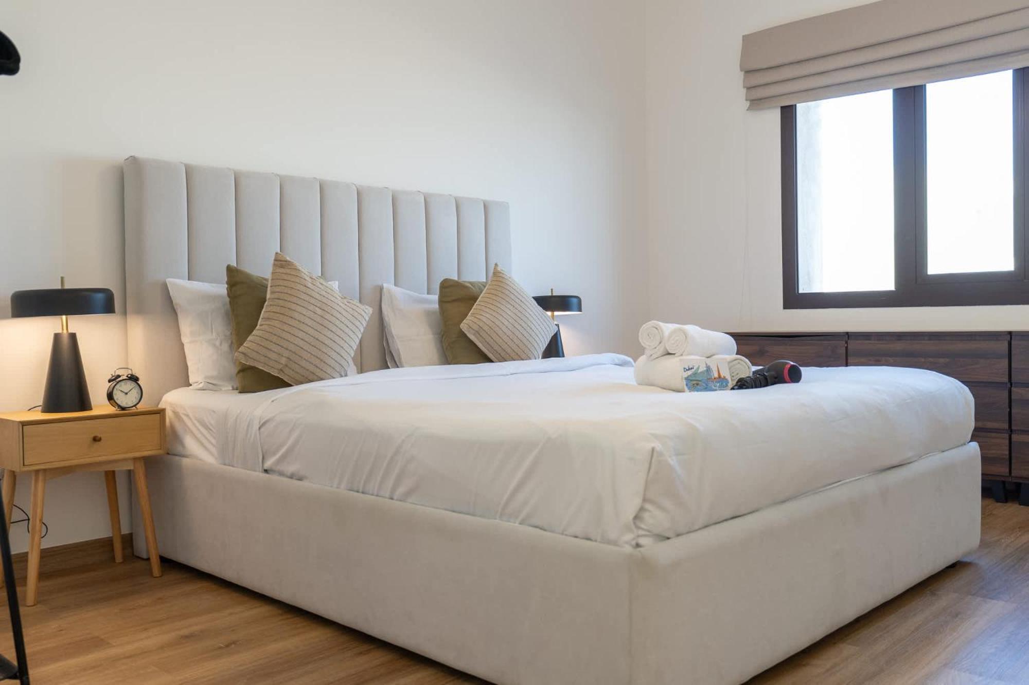 Apartment Stylish 2-bedroom With Balcony Views In *