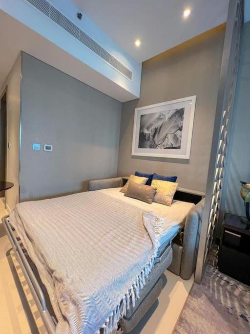Chic With Balcony - Canal Bay & Pool Views * Dubai
