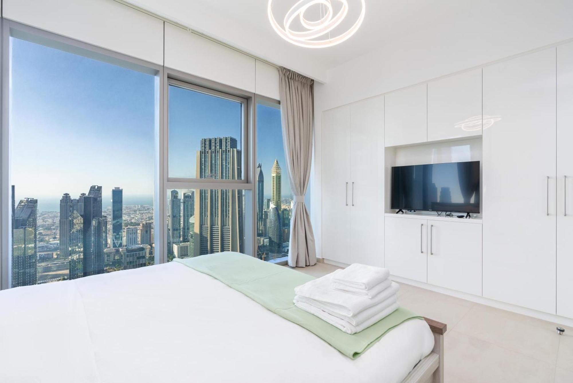 Burj Khalifa & Dancing Fountain View, 54th Floor & Mall Access Apartment *