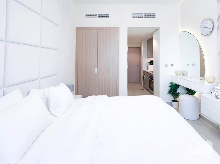Luxury Living In Azizi Riviera & Cozy Balcony