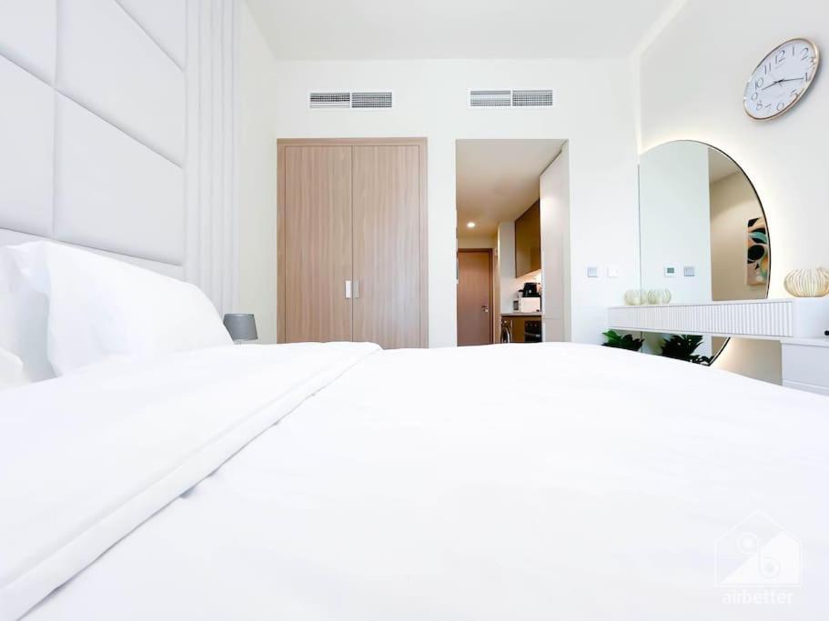 Luxury Living In Azizi Riviera & Cozy Balcony Apartment Dubai