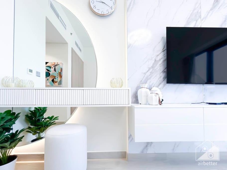 Luxury Living In Azizi Riviera & Cozy Balcony
