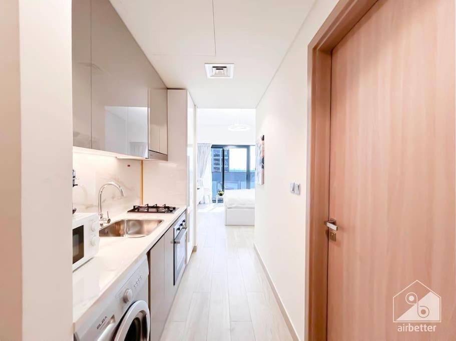 Luxury Living In Azizi Riviera & Cozy Balcony Apartment Dubai