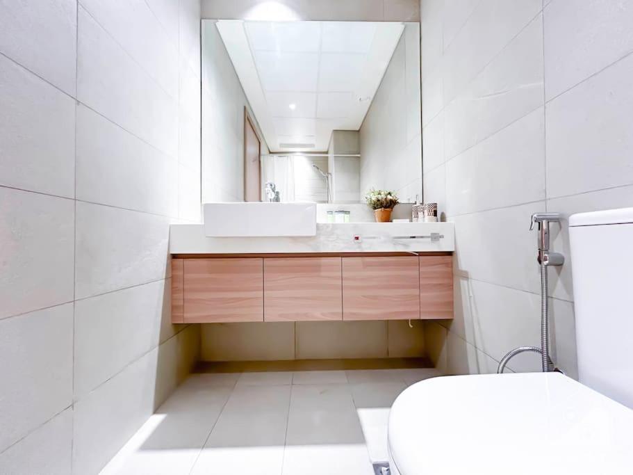 Luxury Living In Azizi Riviera & Cozy Balcony Apartment *