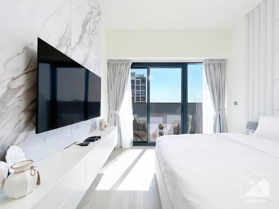 Luxury Living In Azizi Riviera & Cozy Balcony Dubai