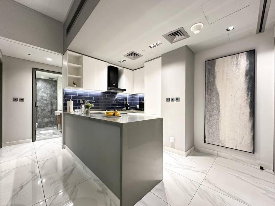 Sky High Comfort 1br Study With And Canal Views Apartment Dubai