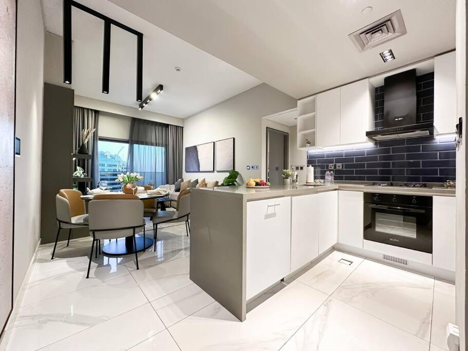 Apartment Sky High Comfort 1br Study With And Canal Views Dubai