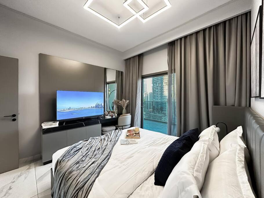 Sky High Comfort 1br Study With And Canal Views *