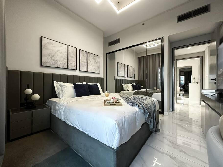 Sky High Comfort 1br Study With And Canal Views * Dubai