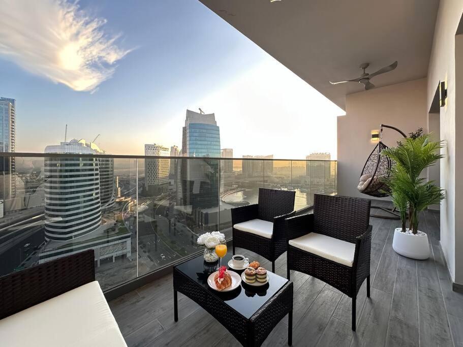 Sky High Comfort 1br Study With And Canal Views Apartment Dubai