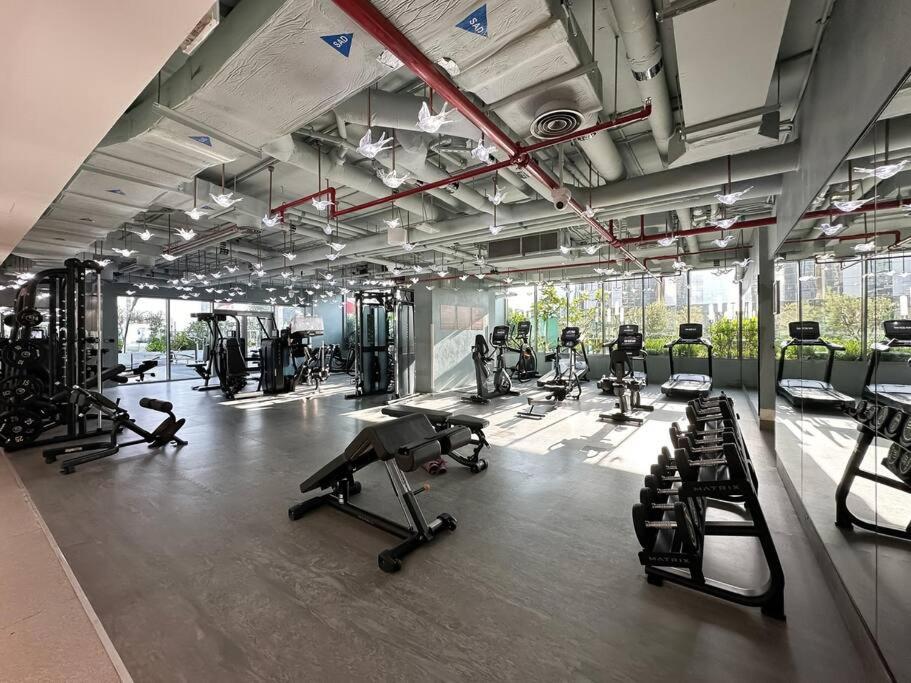 Sky High Comfort 1br Study With And Canal Views Dubai