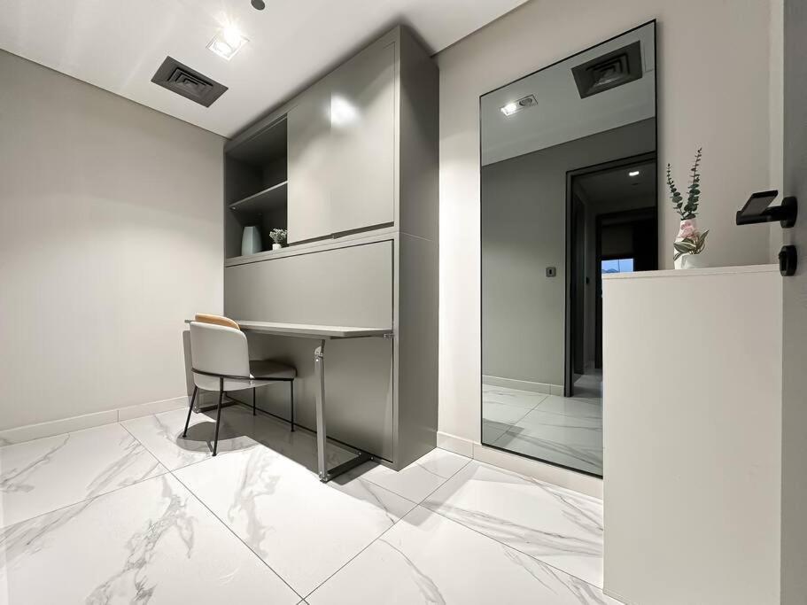 Sky High Comfort 1br Study With And Canal Views * Dubai