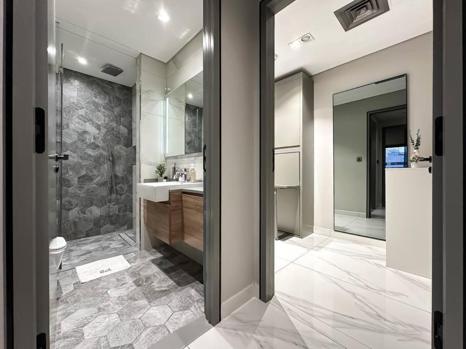 Sky High Comfort 1br Study With And Canal Views Dubai