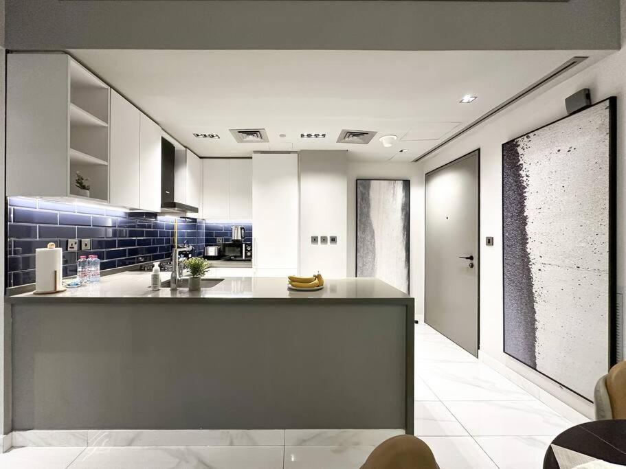 Sky High Comfort 1br Study With And Canal Views *