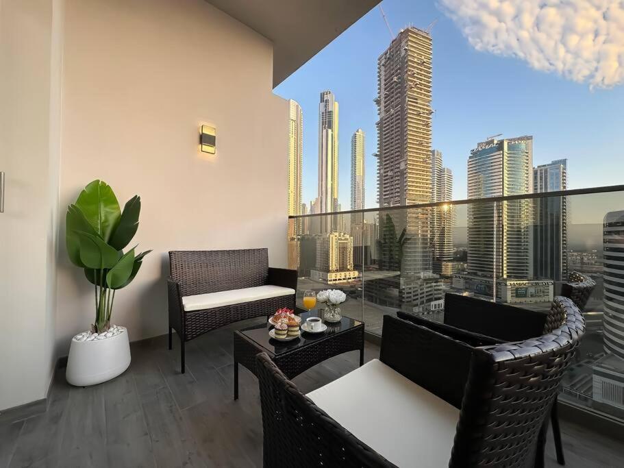 Sky High Comfort 1br Study With And Canal Views Apartment