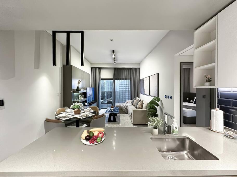 Sky High Comfort 1br Study With And Canal Views Apartment Dubai