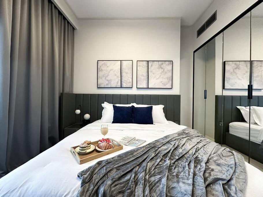 Sky High Comfort 1br Study With And Canal Views Apartment Dubai
