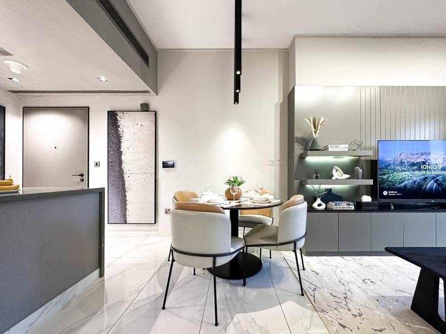 Sky High Comfort 1br Study With And Canal Views Apartment