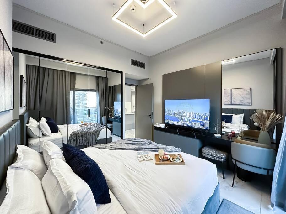 Sky High Comfort 1br Study With And Canal Views Apartment Dubai
