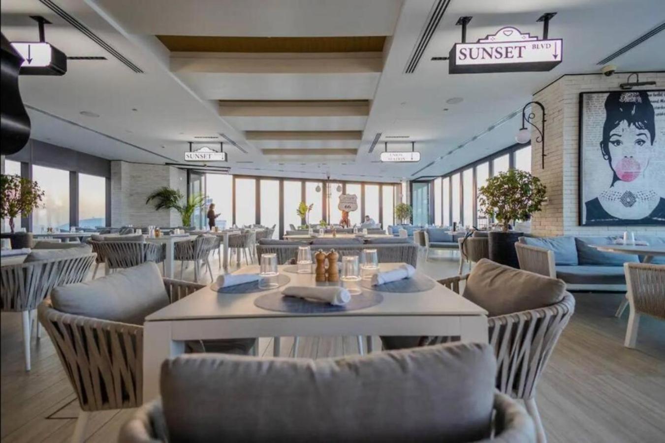 Paramount Rooftop Infinity Pool Apartment Dubai
