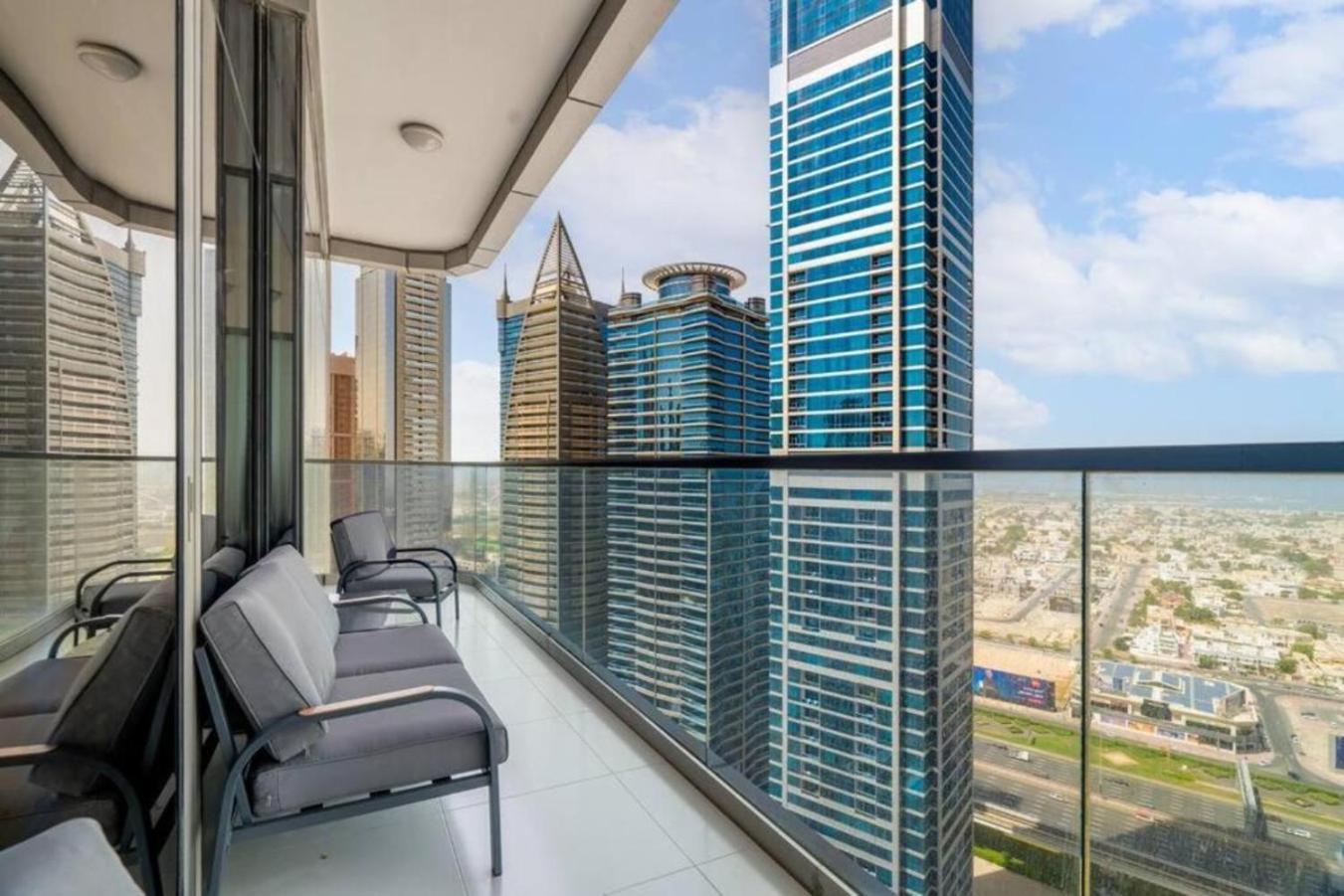 Paramount Rooftop Infinity Pool Apartment