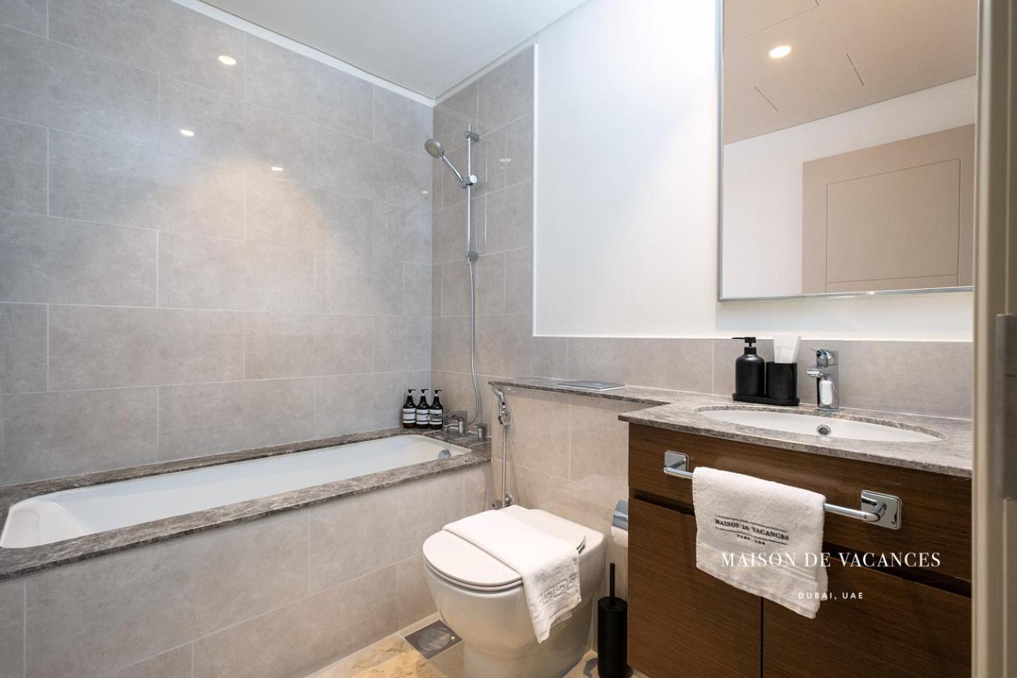 Three Bedroom In Downtown With Burj Khalifa View
