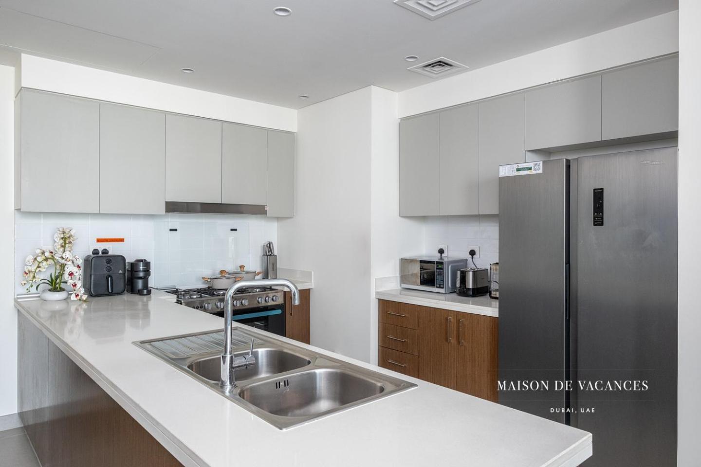 Three Bedroom In Downtown With Burj Khalifa View Apartment